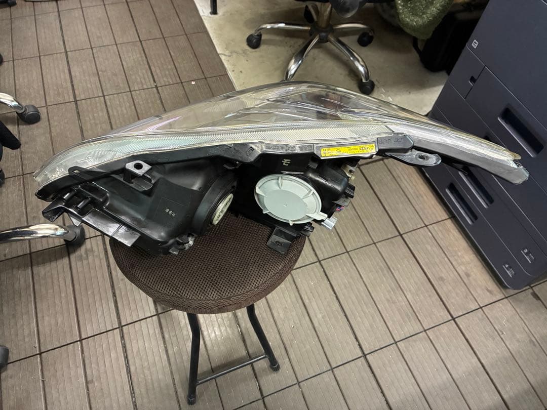 30プリウス　Ｇ's純正ヘッドライト　左右セット