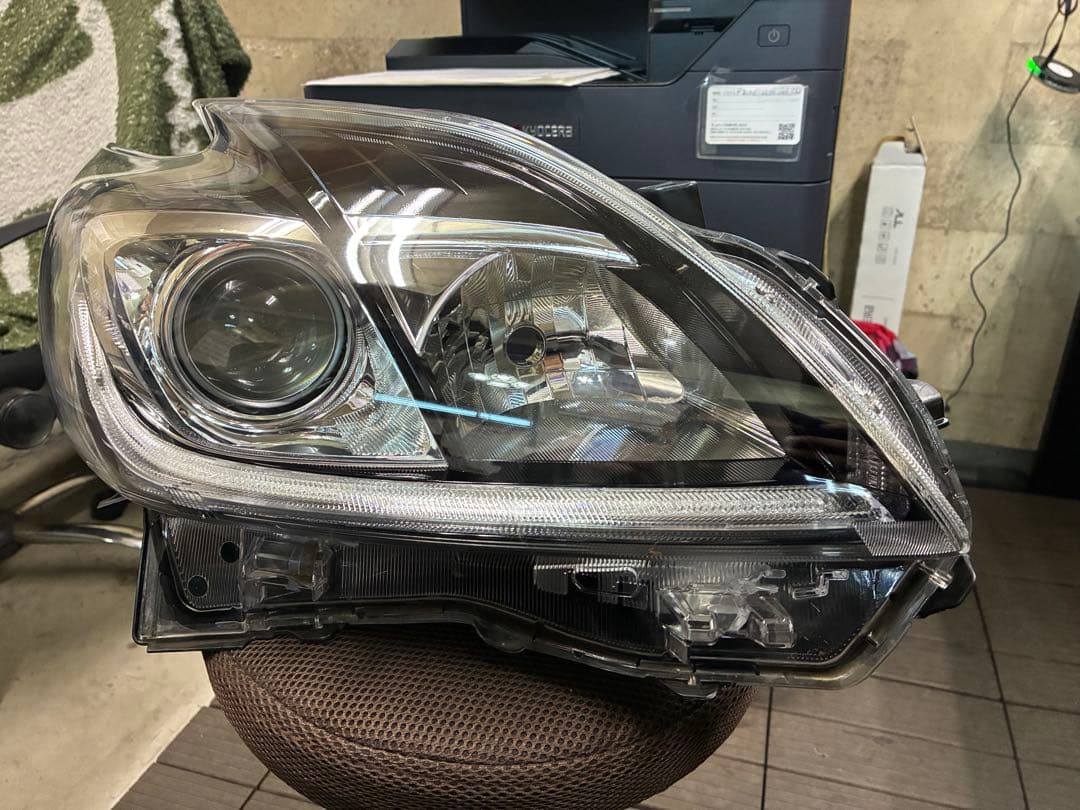 30プリウス　Ｇ's純正ヘッドライト　左右セット