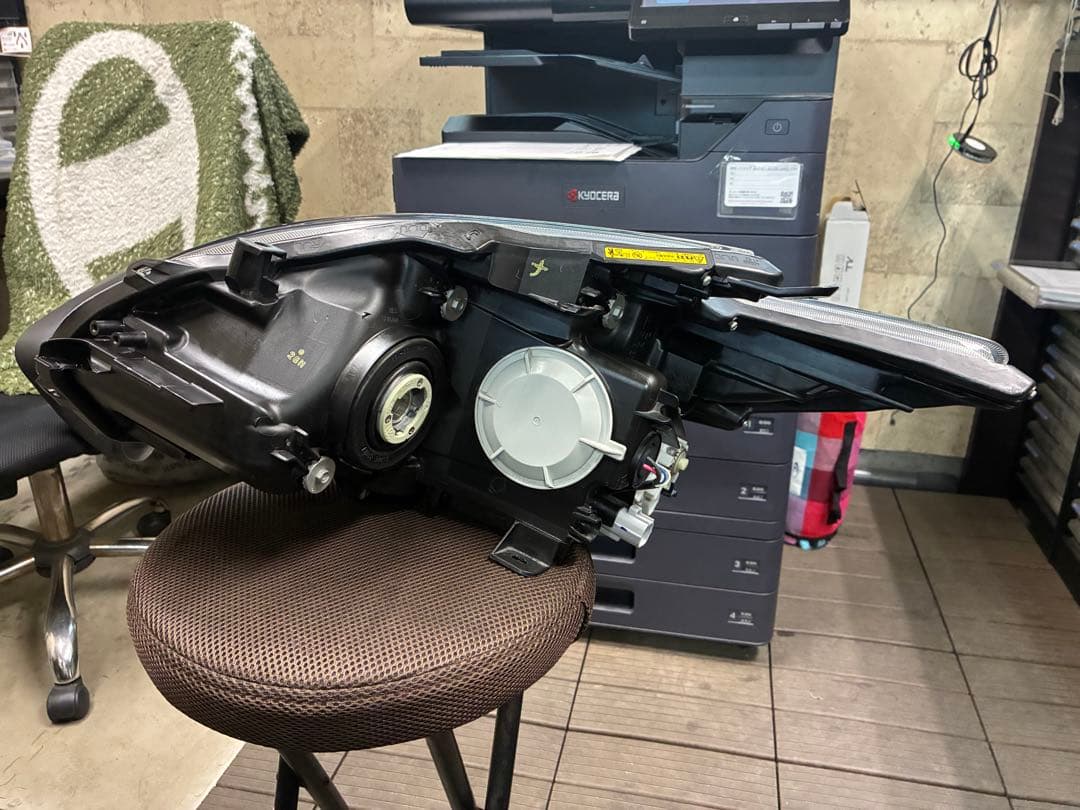 30プリウス　Ｇ's純正ヘッドライト　左右セット