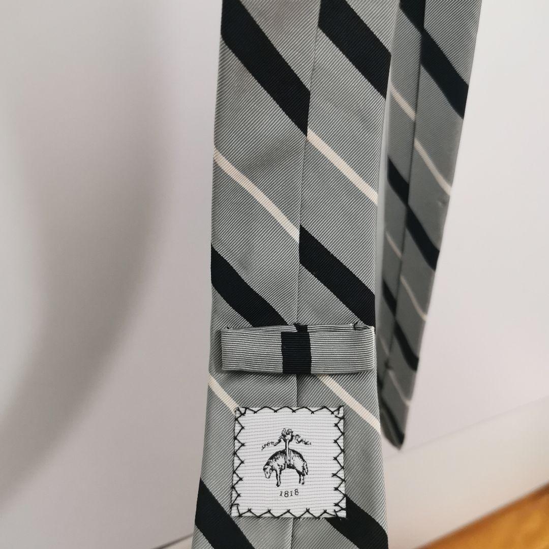 ブラックフリース　グレーとネイビーとホワイトのストライプネクタイ