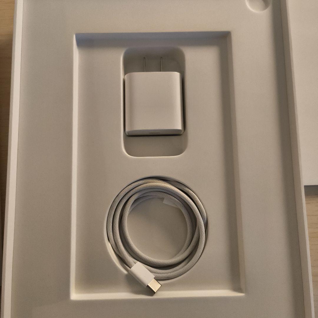 Apple iPad A16 WiFiモデル 箱、充電器付きシルバー 本体