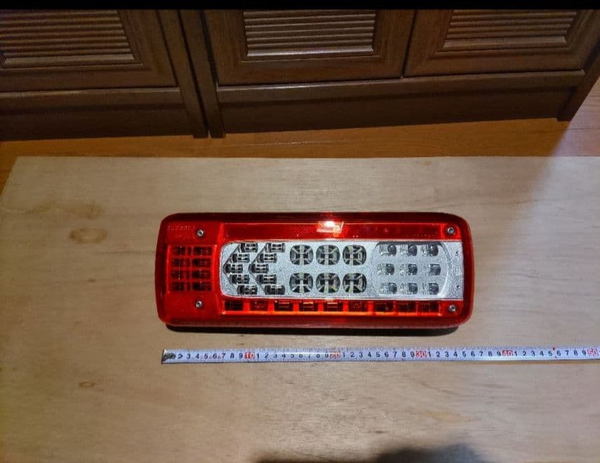 UDトラック クオン 純正 ショートタイプ LEDテールランプ