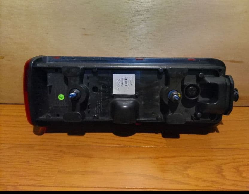 UDトラック クオン 純正 ショートタイプ LEDテールランプ