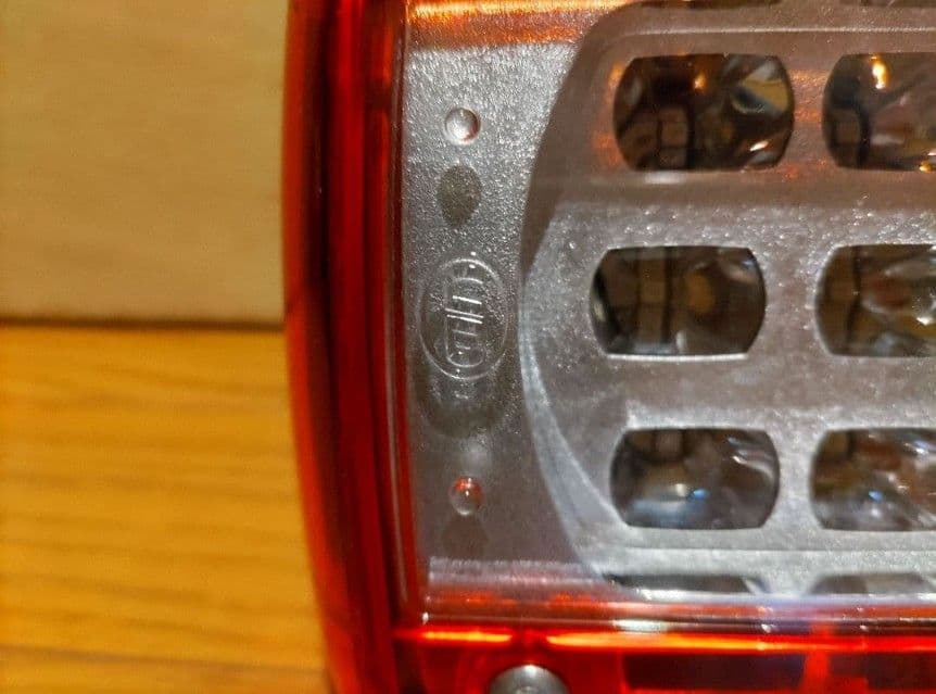 UDトラック クオン 純正 ショートタイプ LEDテールランプ