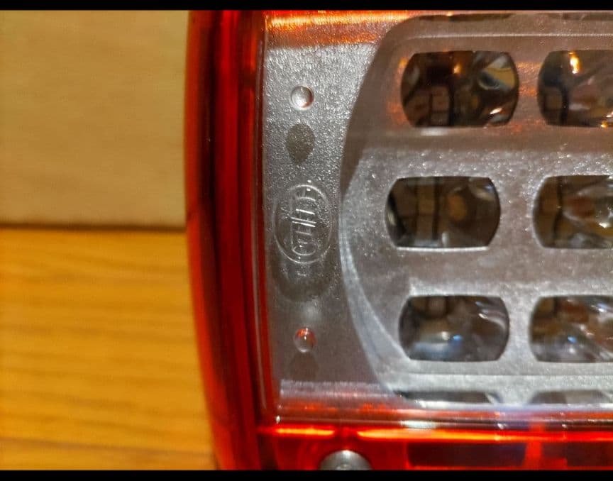 UDトラック クオン 純正 ショートタイプ LEDテールランプ