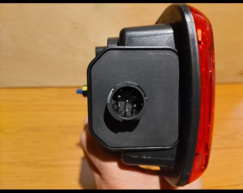 UDトラック クオン 純正 ショートタイプ LEDテールランプ