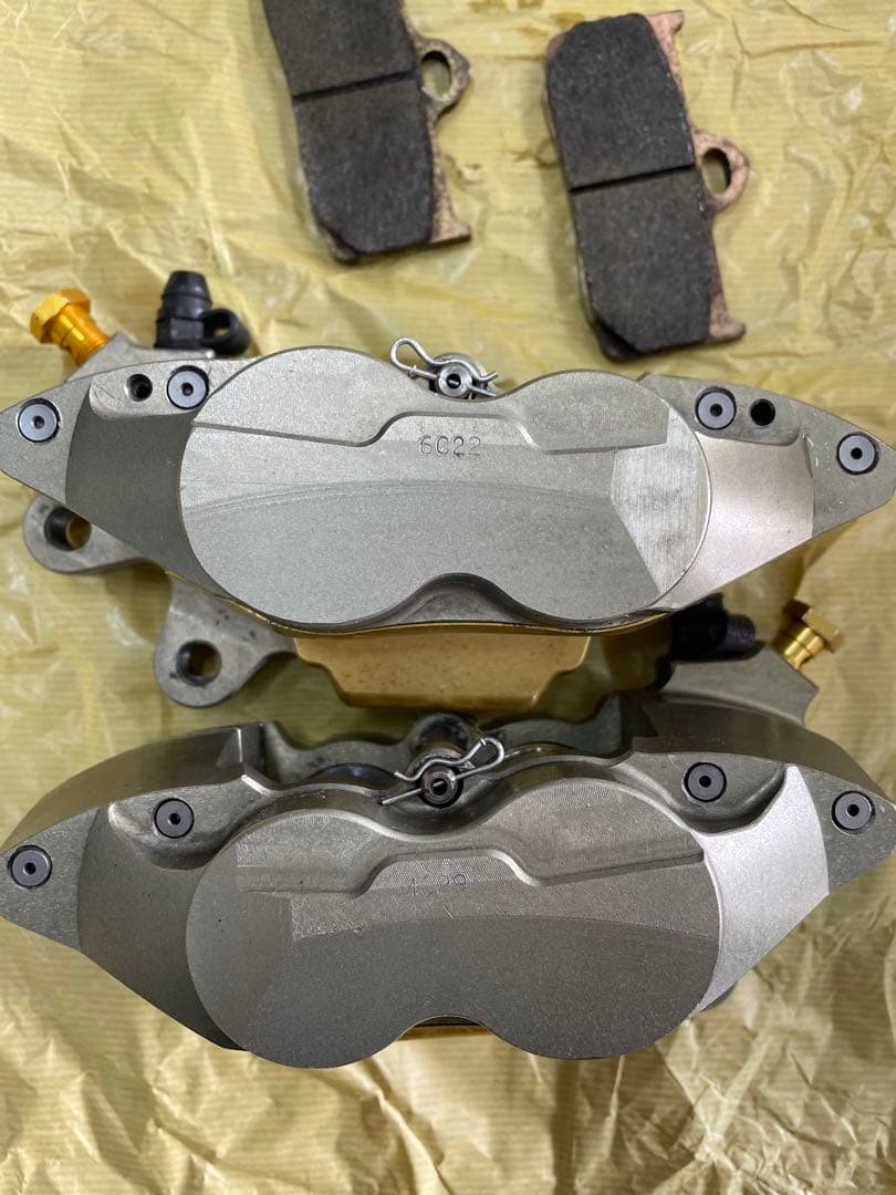 bremboレーシング ブレンボキャリパー 40mmピッチ　チタンピストン