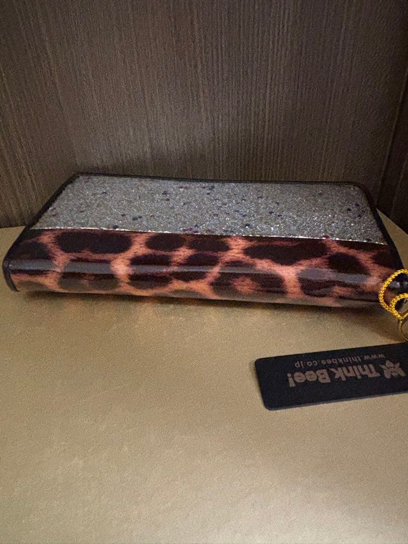 Think Bee!☆新品タグ付き ヒョウ柄 グリッターラウンドファスナー長財布