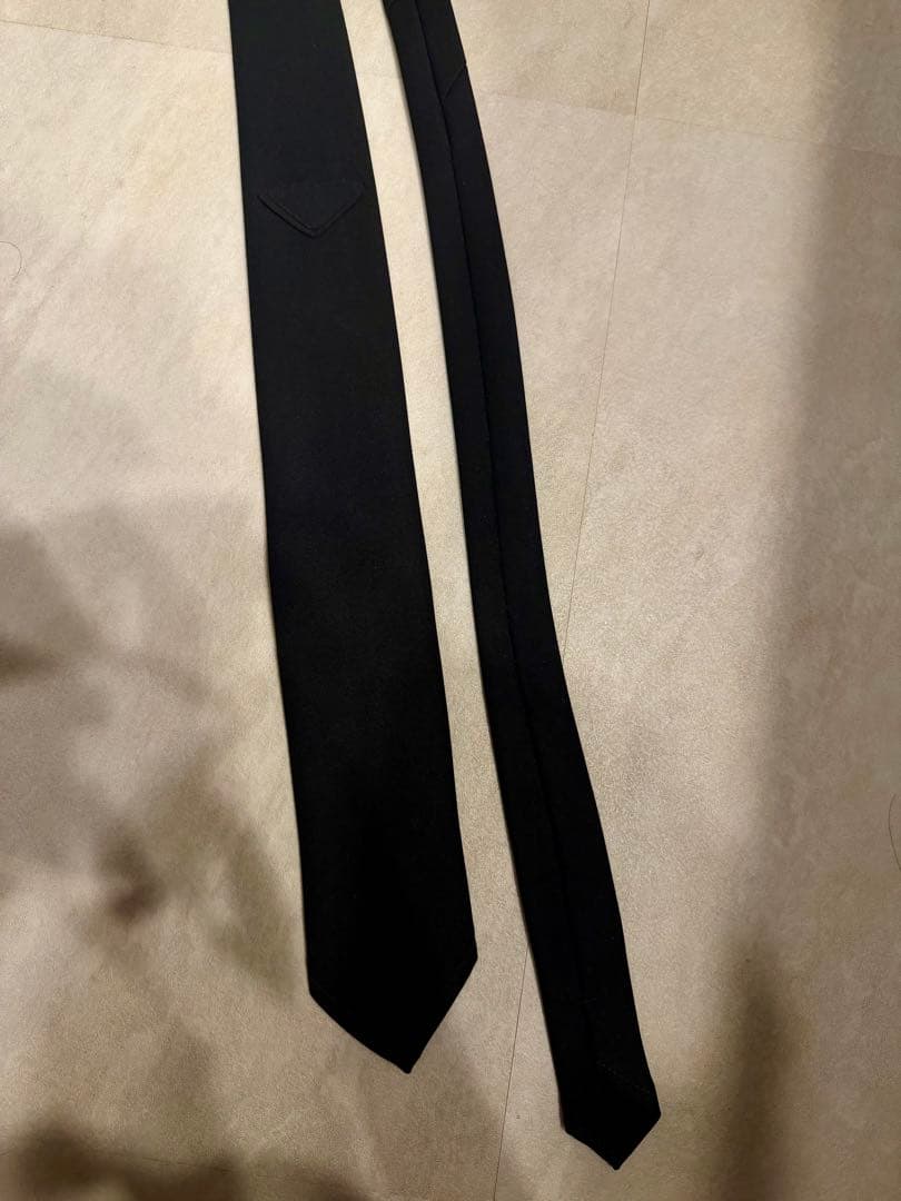 に*や様 ほぼ未使用PRADA 24AW ネクタイ ブラック トライアングルロゴ
