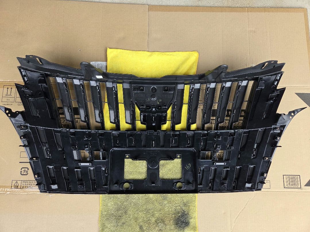 エスクァイア　後期　80系 純正　フロントグリル　未使用