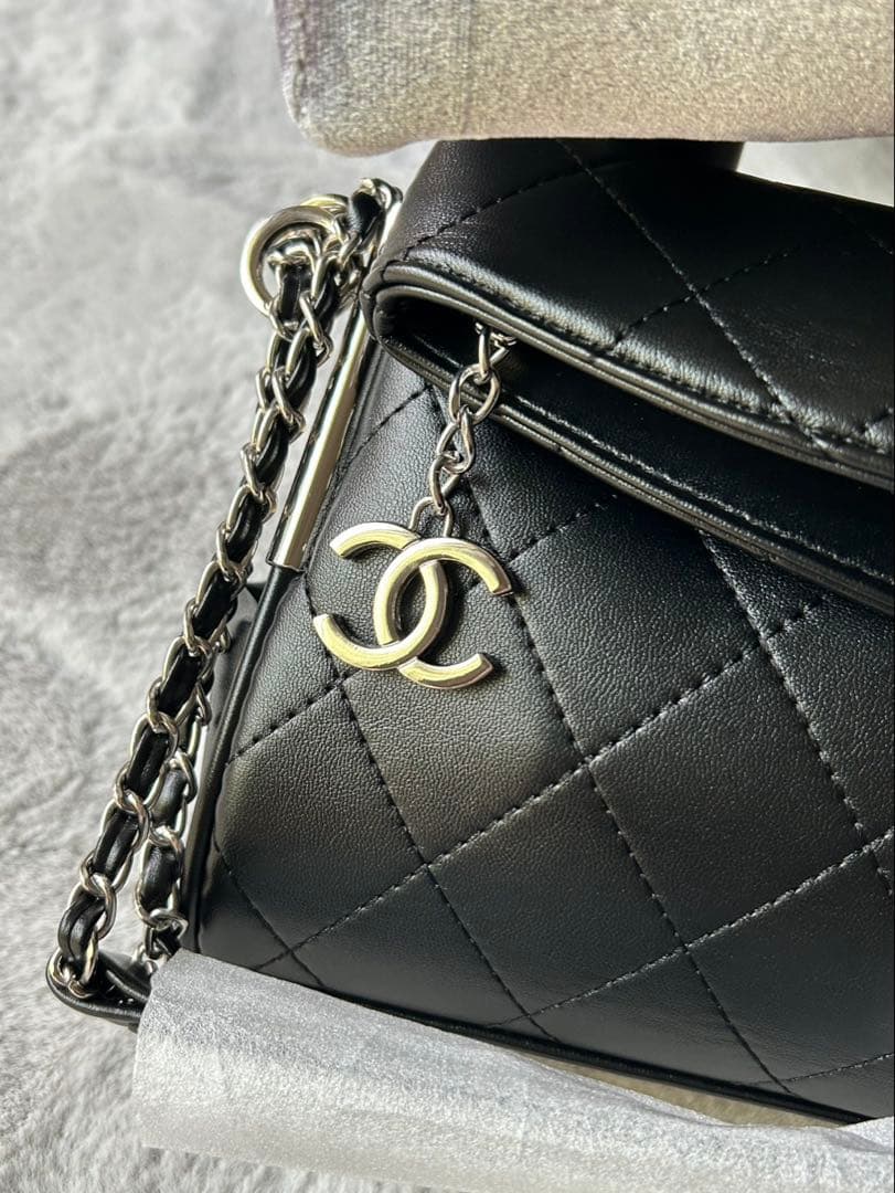 CHANEL ノベルティ シルバーチェーン ショルダーバッグ チャーム付き
