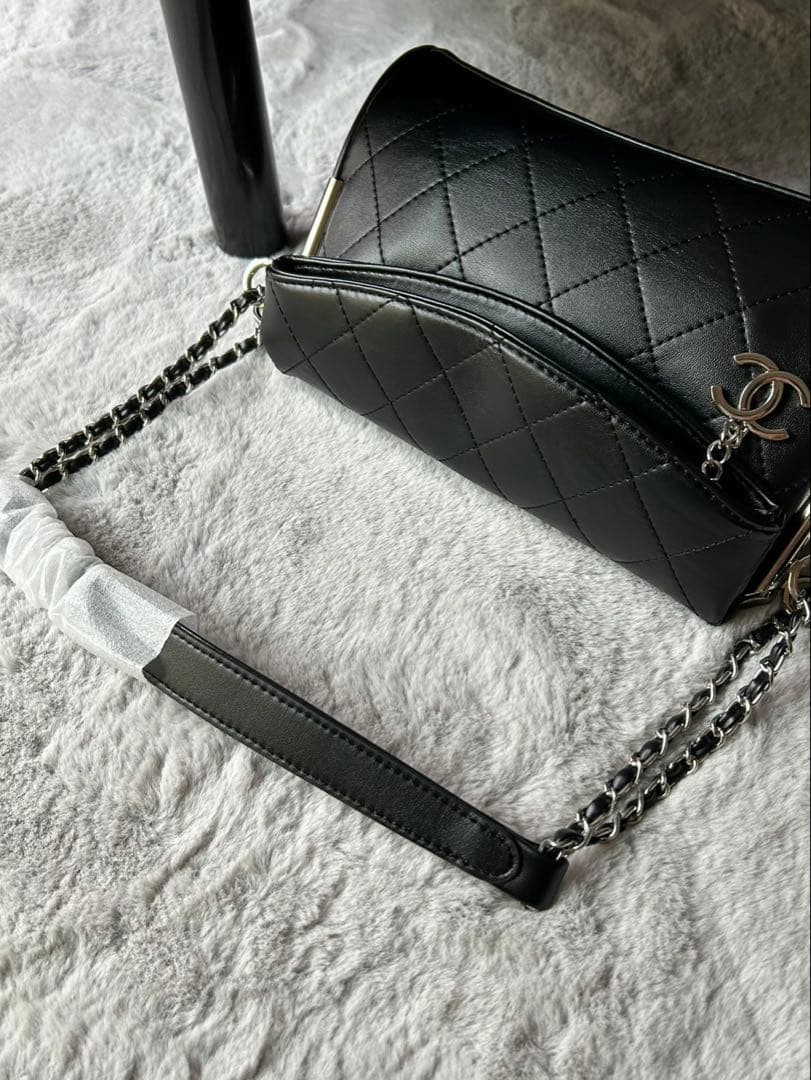 CHANEL ノベルティ シルバーチェーン ショルダーバッグ チャーム付き