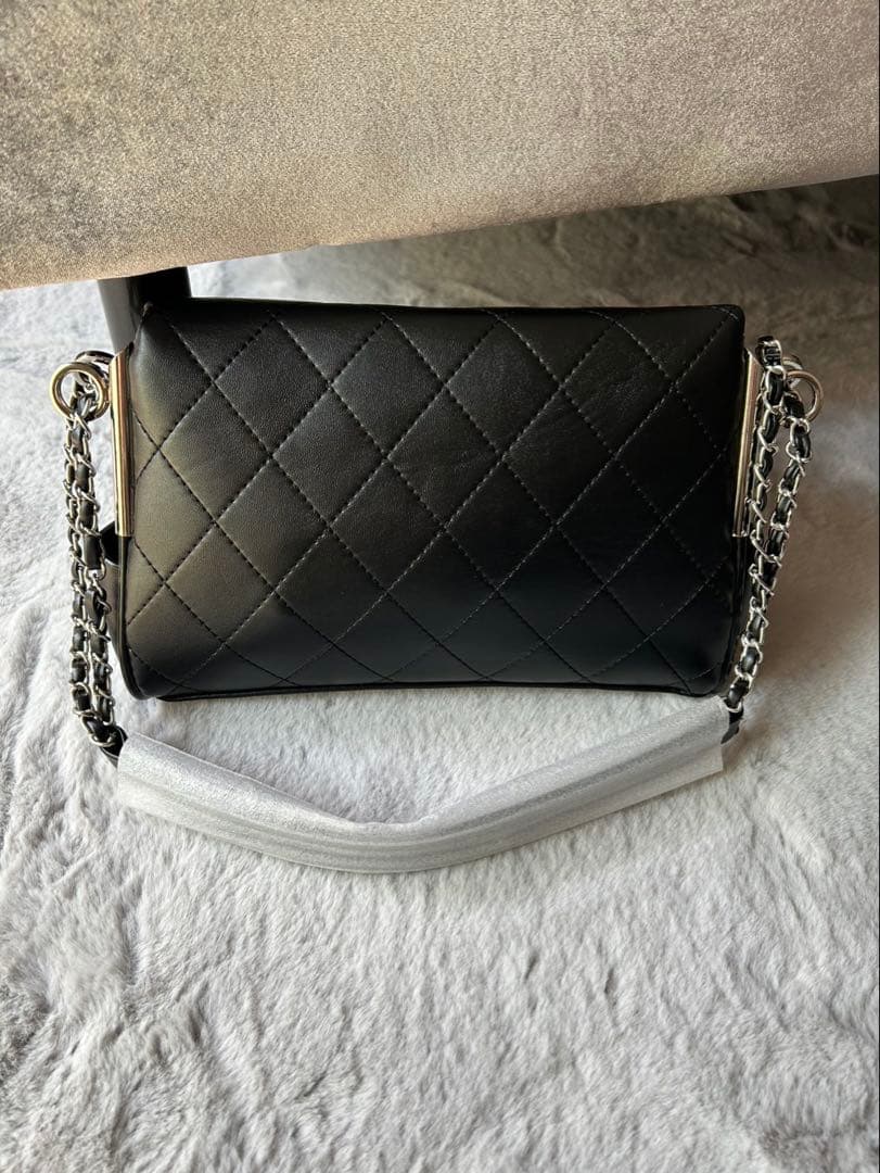 CHANEL ノベルティ シルバーチェーン ショルダーバッグ チャーム付き