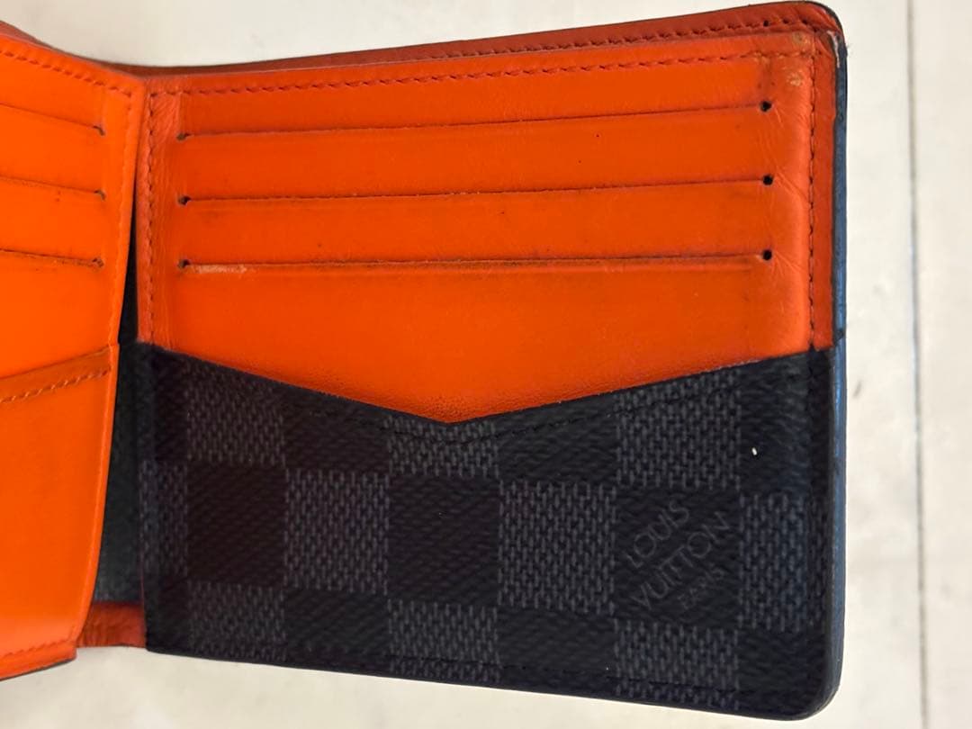 ルイヴィトン ダミエ グラフィット メンズ 二つ折り財布