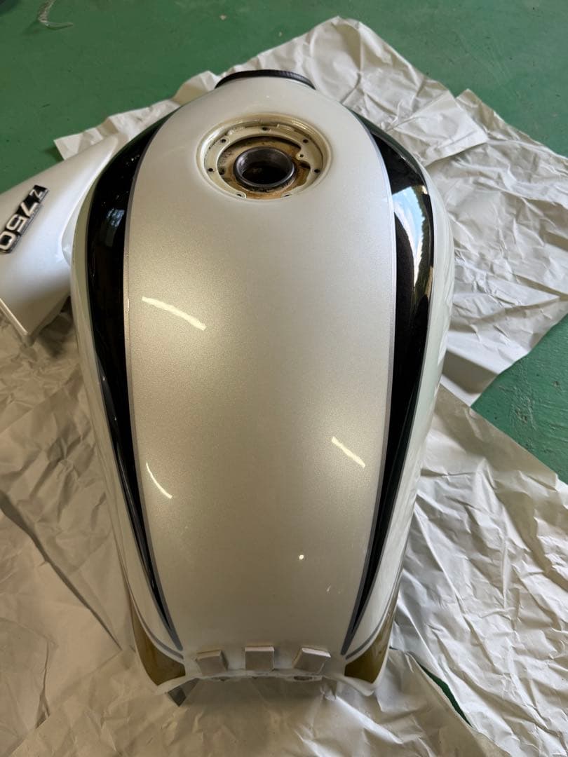 Kawasaki ゼファー750 外装一式　ホワイトタイガー