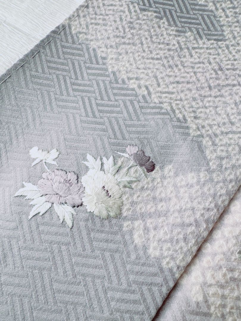 【未使用　しつけ糸付き】　正絹　訪問着　絞り　刺繍　ラベンダーグレー