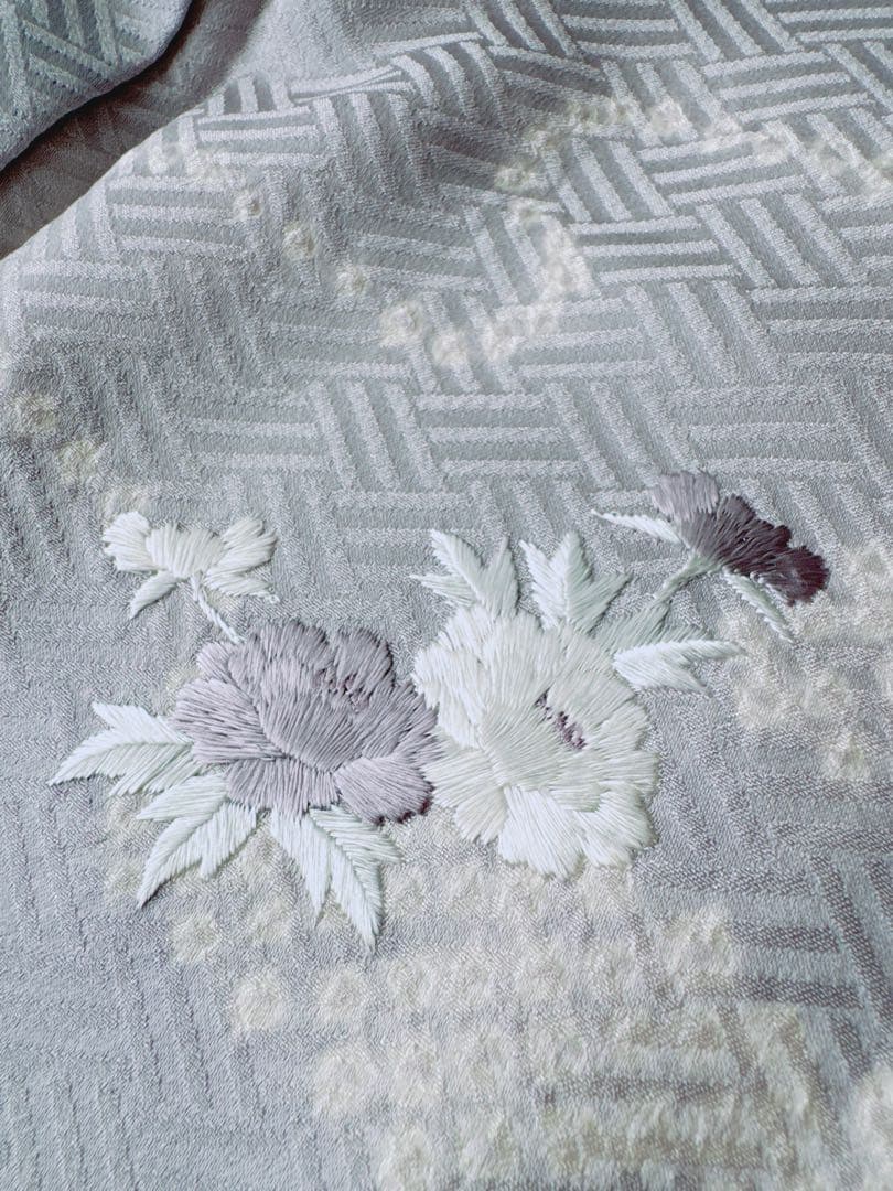 【未使用　しつけ糸付き】　正絹　訪問着　絞り　刺繍　ラベンダーグレー