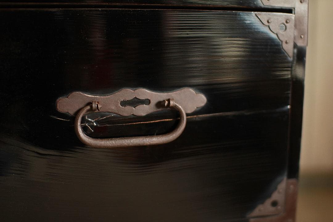 綺麗な打ち出し金具庄内箪笥　2段　タンス　収納　古家具　古民家　時代家具