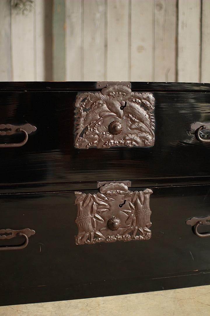 綺麗な打ち出し金具庄内箪笥　2段　タンス　収納　古家具　古民家　時代家具