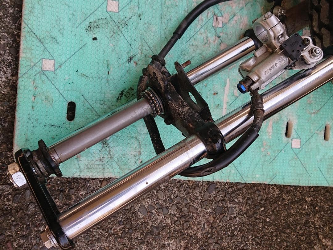 ホンダ XR50モタードから外しましたフロント足回り一式になります。