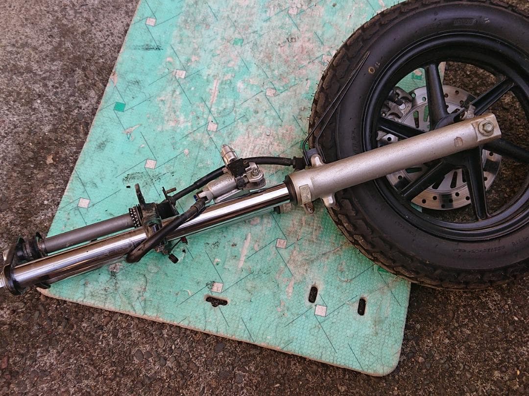 ホンダ XR50モタードから外しましたフロント足回り一式になります。