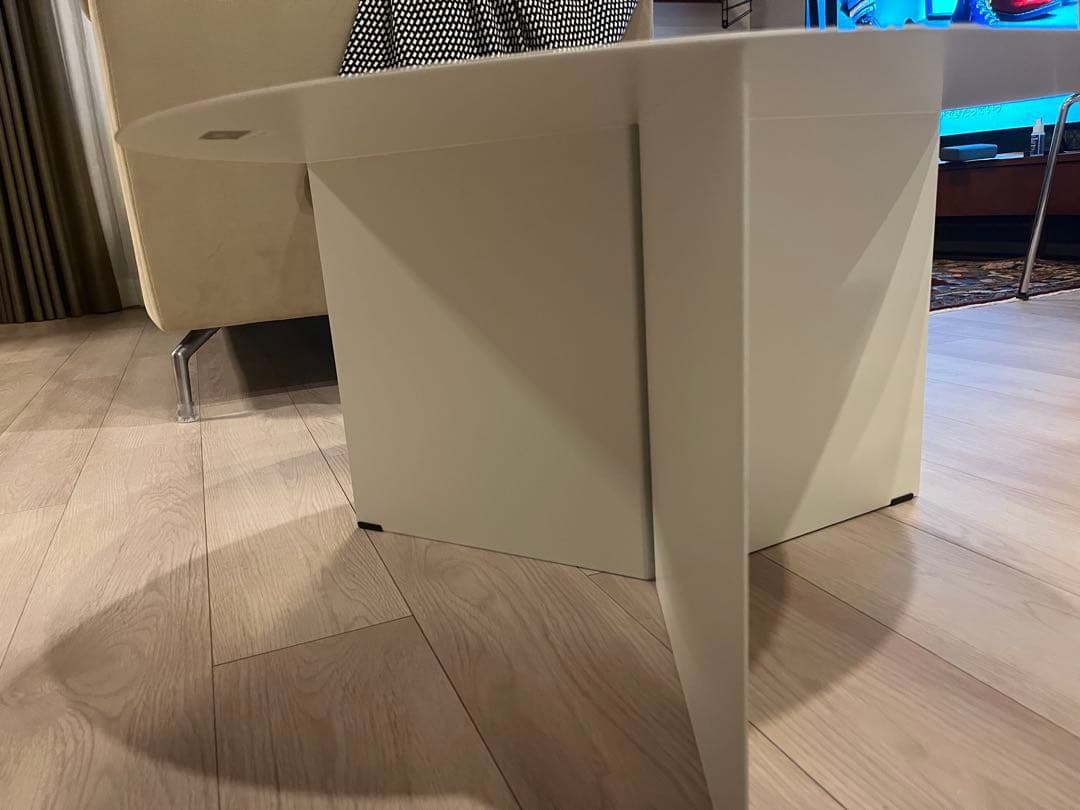 HAY 円形ホワイトテーブル(ヒリプ)