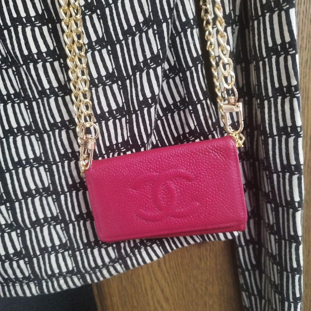 Chanel ピンク レザー キーケース　斜めがけ