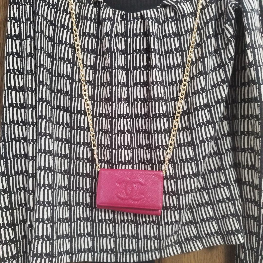 Chanel ピンク レザー キーケース　斜めがけ