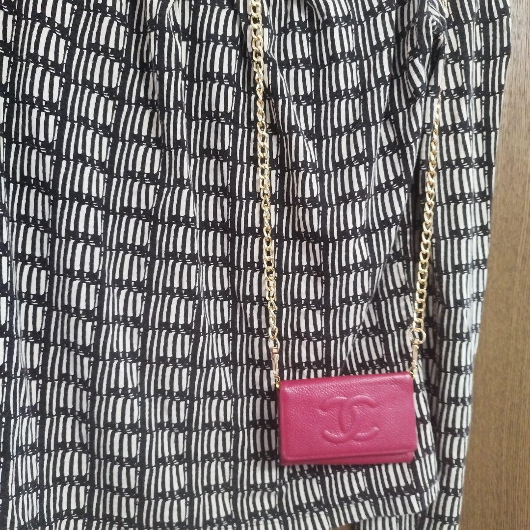 Chanel ピンク レザー キーケース　斜めがけ
