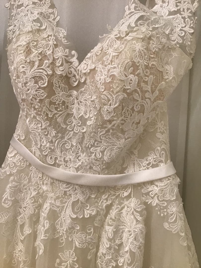 ホワイトレースウェディングドレス