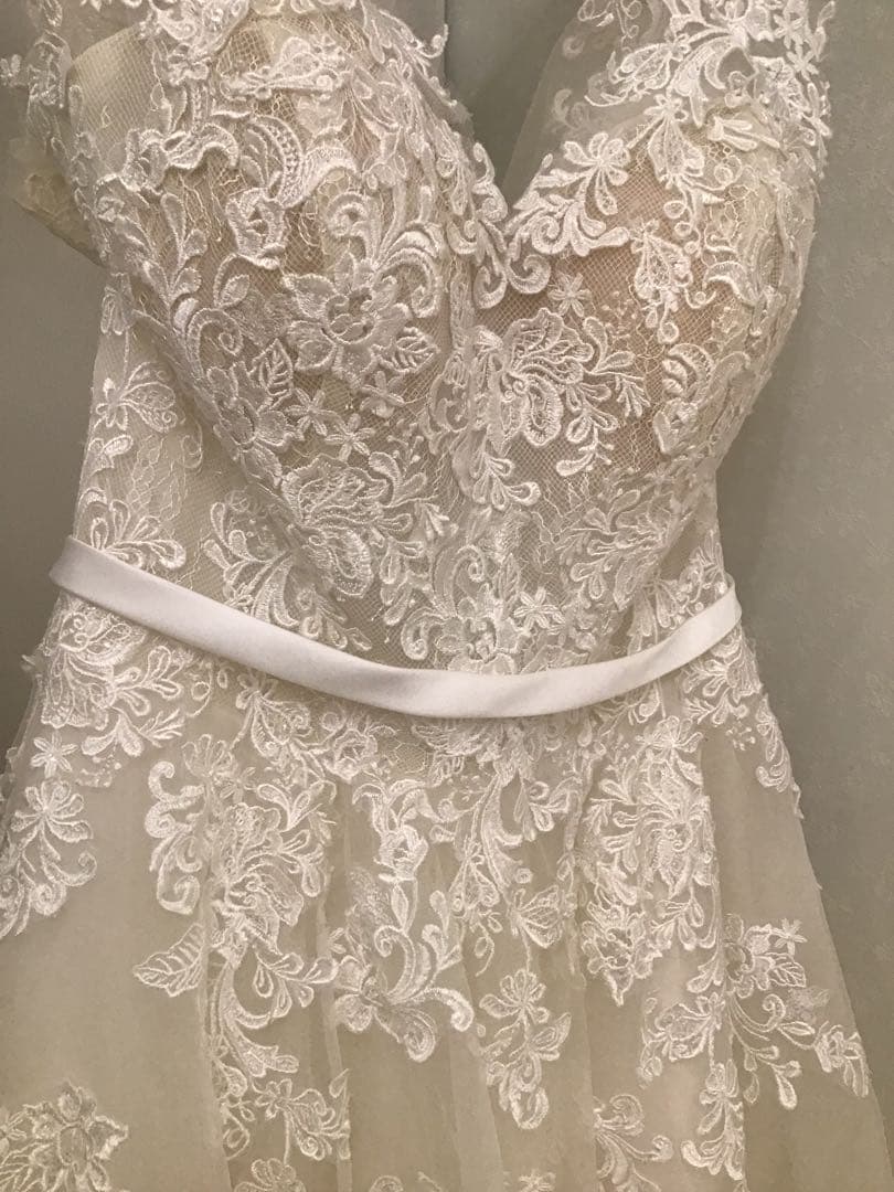 ホワイトレースウェディングドレス