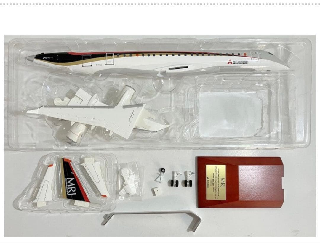 三菱航空機　MRJ 1:100 模型