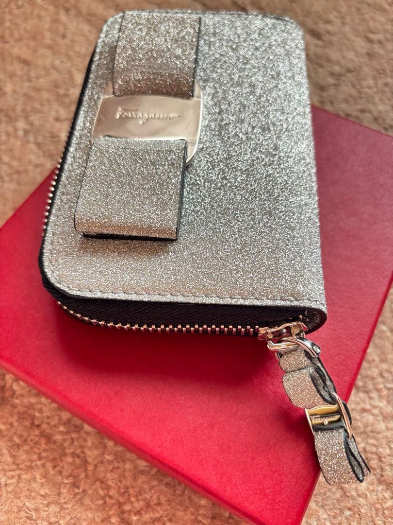 新品未使用✨フェラガモ ミニ財布　ヴァラ　キラキラ　シルバー　送料無料