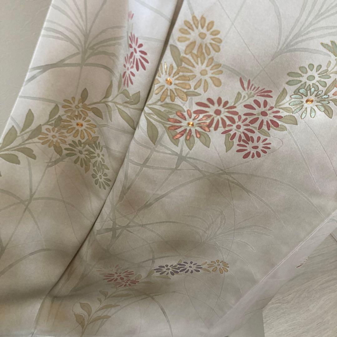 新品　訪問着　菊淡いグレージュ身幅L L ゆったり　金彩　骨格ウェーブ　上品