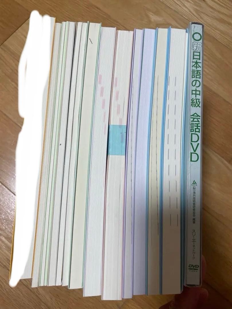 新日本語の中級(本冊)、中級会話DVD、新日本語の基礎本冊Ⅰ、2など(13冊)