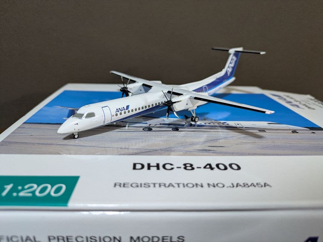 航空機・ヘリコプター ANA DHC-8-400 1:200