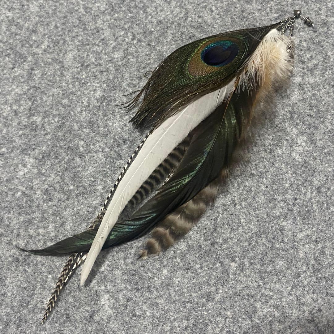 gunda HYDE着 Peacock PI ピーコックフェザー クロス ピアス