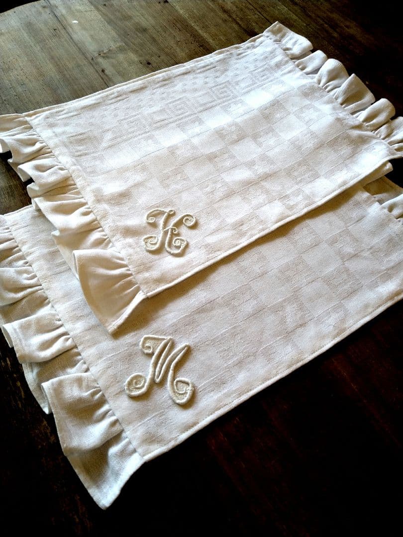 ※わんにゃん※フランスアンティークイニシャル刺繍　マット＆ティッシュケース