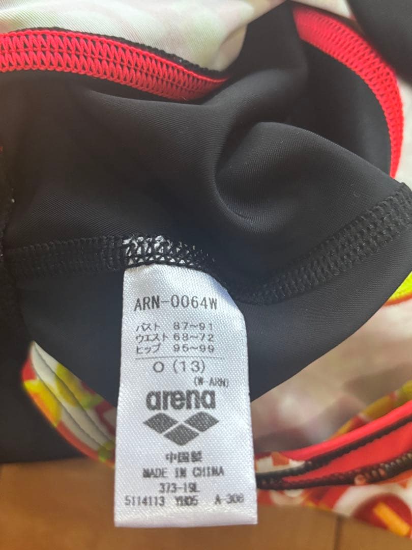 arena スポーツ用水着 黒/赤/黄