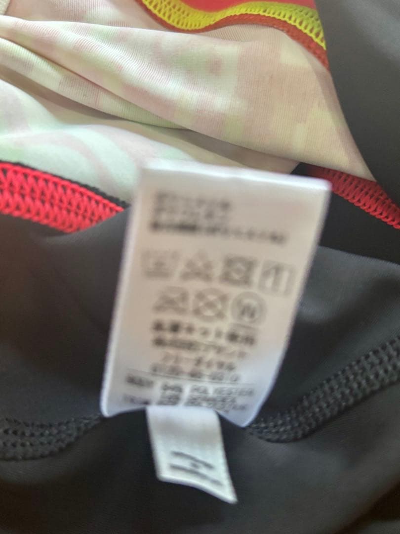 arena スポーツ用水着 黒/赤/黄