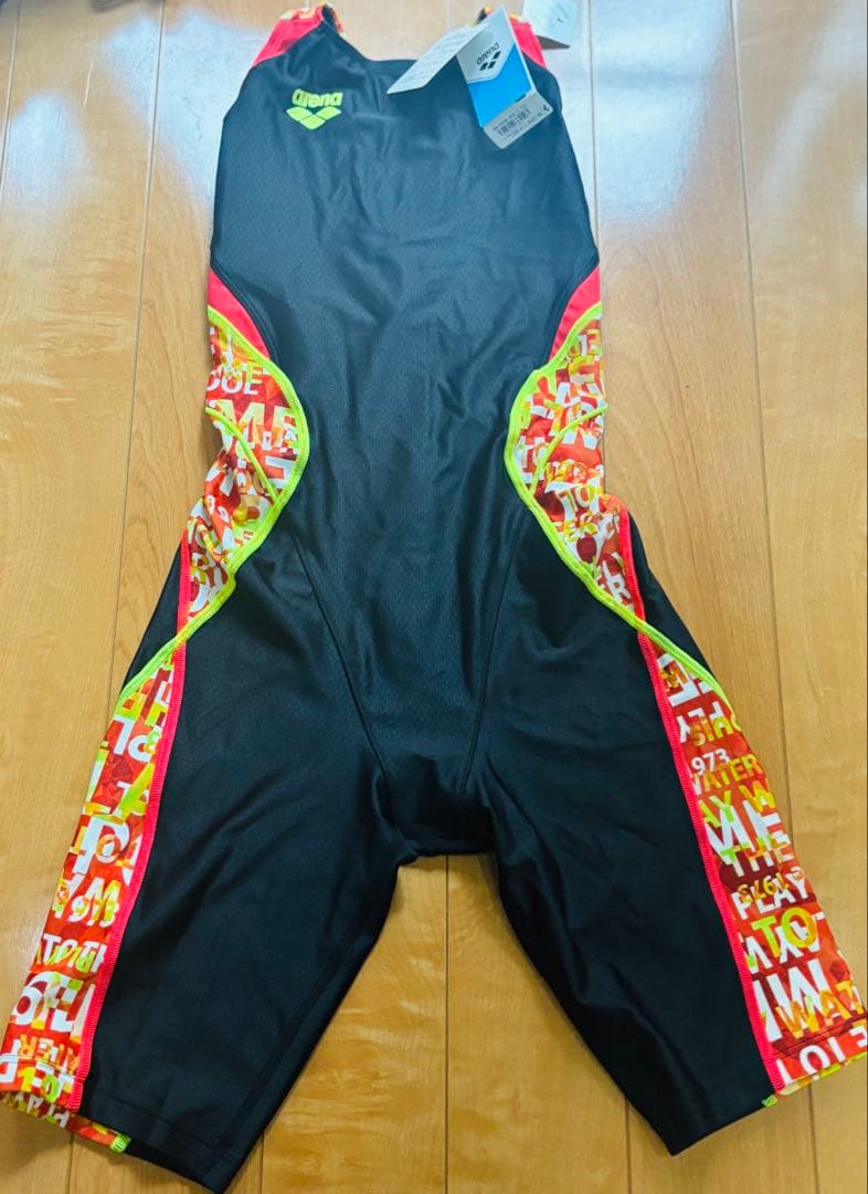 arena スポーツ用水着 黒/赤/黄