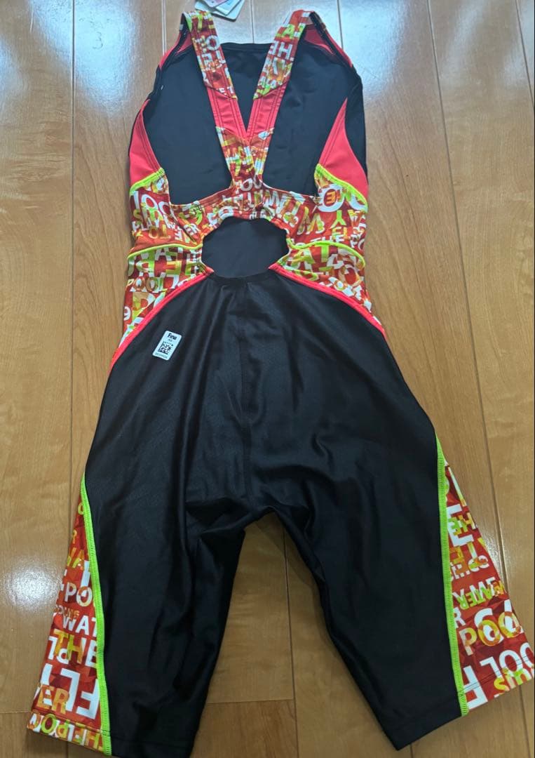 arena スポーツ用水着 黒/赤/黄