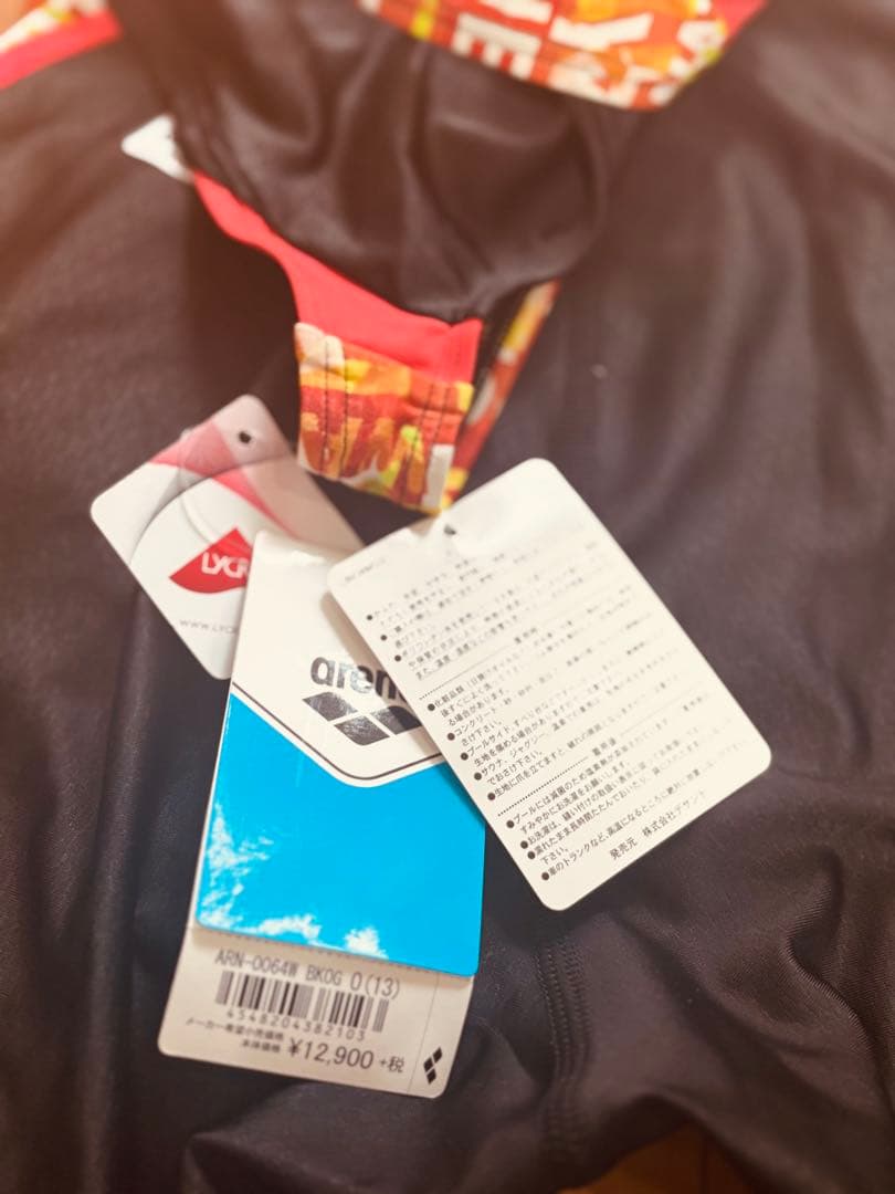 arena スポーツ用水着 黒/赤/黄