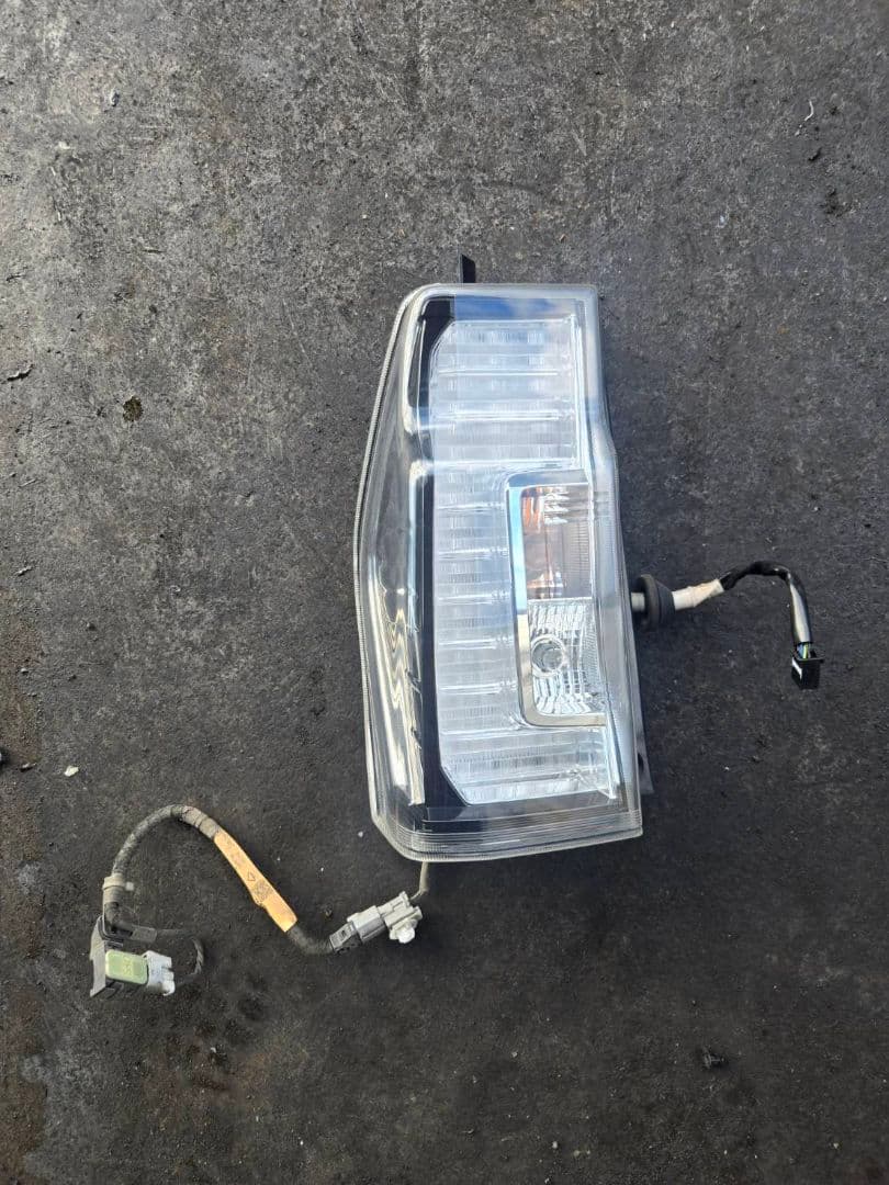 LA600S 　ダイハツ　タント　カスタム　テールランプ　助手席側