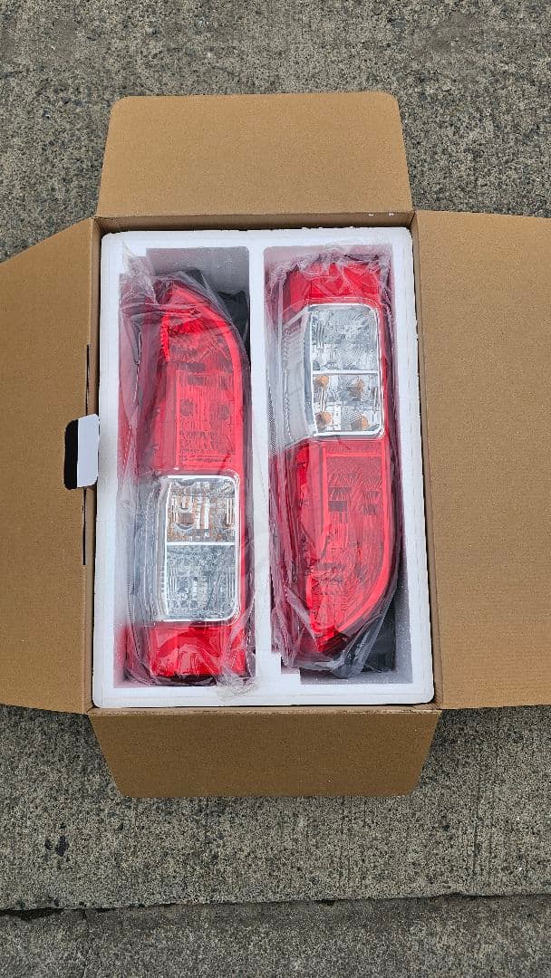 ハイエースワゴンGL　テールランプ　新車外し