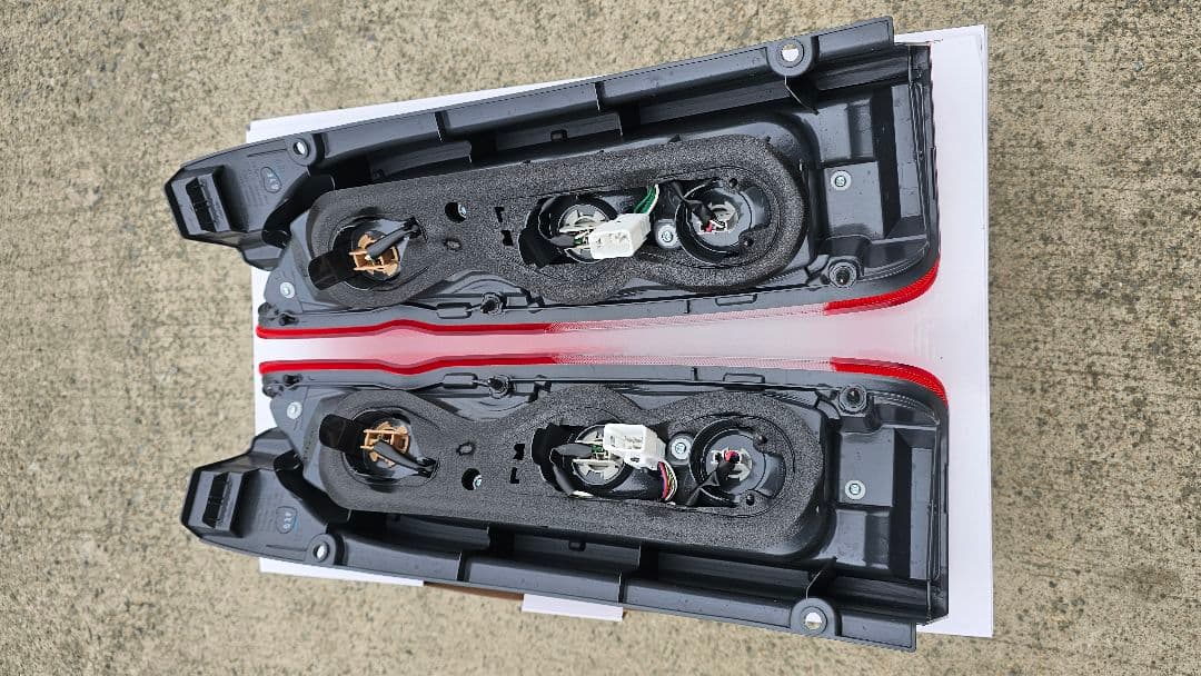 ハイエースワゴンGL　テールランプ　新車外し