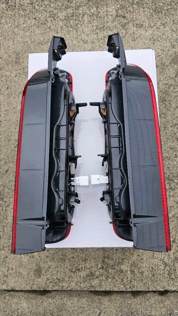 ハイエースワゴンGL　テールランプ　新車外し