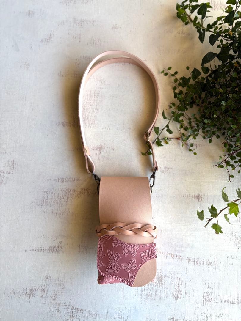 ヌメ革ナチュラル、蝶型押しの蓋付きコンパクトシザーケース