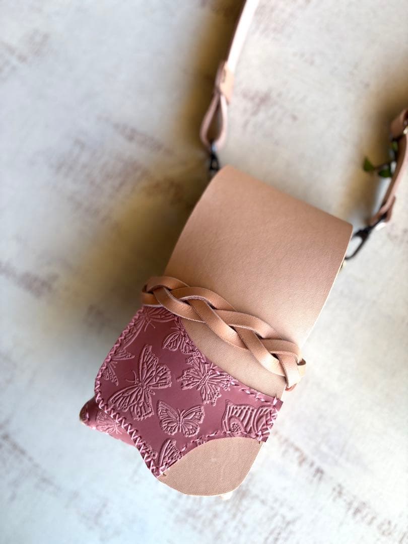 ヌメ革ナチュラル、蝶型押しの蓋付きコンパクトシザーケース