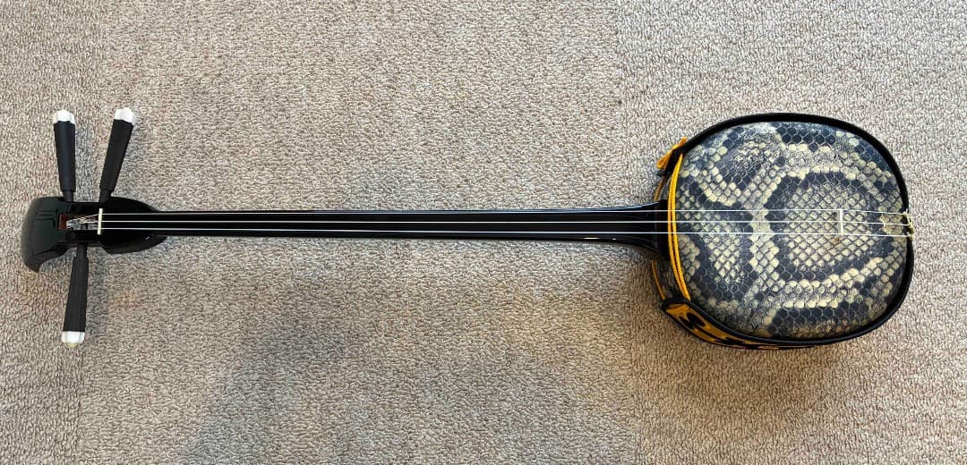 三線　沖縄　プリント人工皮　蛇味線　三味線　和楽器　爪、布他予備パーツ付属
